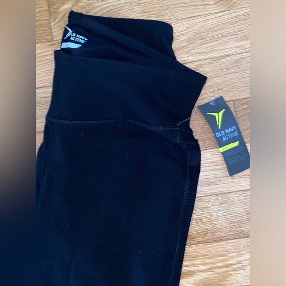 Old Navy Yoga Pants in size M petite - Picture 2 of 4